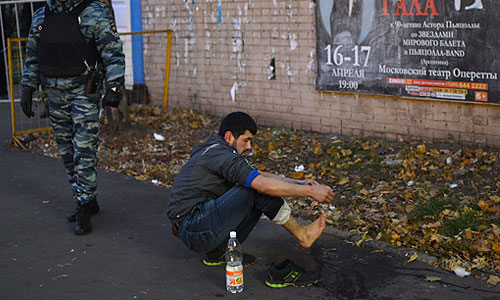 Мусульманин моет ноги возле Соборной мечети в центре Москвы в день праздника жертвоприношения Курбан-байрам.