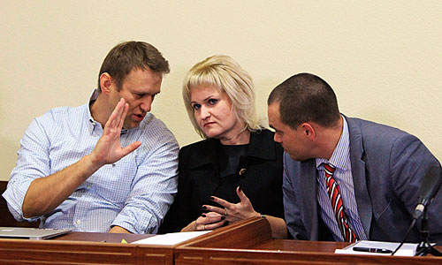 Оппозиционер Алексей Навальный, которому назначенный по делу о хищении у "Кировлеса" 5-летний реальный срок заключения заменили на условный, обещает продолжать свою деятельность. "Ни я, ни мои коллеги не прекратим политическую борьбу, мы ее будем продолжать", - сказал Навальный журналистам после оглашения решения Кировского областного суда.