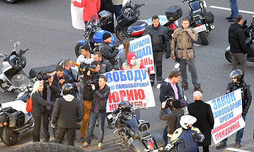 Несколько активистов мотосообщества собрались в Москве на Садовом кольце с требованием освободить из-под стражи основателя движения "Мотограждане" Юрия Некрасова, обвиняемого в убийстве члена байк-клуба "Ночные волки", сообщил один из участников акции. Сегодня Мосгорсуд продлил Некрасову срок содержания в СИЗО до 20 января 2014 года.