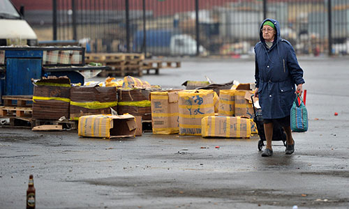 Чертановский суд Москвы в среду постановил закрыть на 90 дней овощную базу в районе Бирюлево Западное, где произошли массовые беспорядки, передает корреспондент "Интерфакса". Таким образом, суд удовлетворил соответствующий иск Роспотребнадзора. Ведомство, в частности, выявило нарушения санитарно-эпидемиологического законодательства в работе овощебазы.