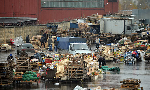 Гендиректор ЗАО "Новые Черемушки", компании - оператора овощебазы в Бирюлево, Алиасхаб Гаджиев объявлен в федеральный розыск, председатель правления этого ЗАО Магомед Чурилов задержан, сообщил "Интерфаксу" официальный представитель СКР Владимир Маркин.