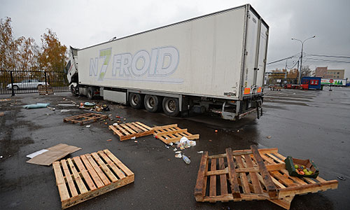 Чертановский суд Москвы в среду постановил закрыть на 90 дней овощную базу в районе Бирюлево Западное, где произошли массовые беспорядки, передает корреспондент "Интерфакса". Таким образом, суд удовлетворил соответствующий иск Роспотребнадзора. Ведомство, в частности, выявило нарушения санитарно-эпидемиологического законодательства в работе овощебазы.