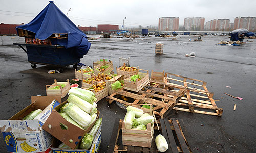 Торговцы забирают остатки товара с территории закрывшегося рынка при овощебазе "Новые Черемушки" в столичном районе Бирюлево.