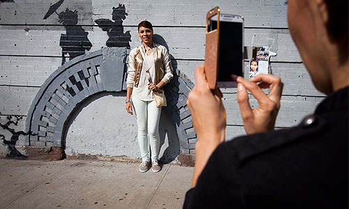 В Нью-Йорке появилось новая граффити-работа уличного художника Бэнкси. Мэр города Майкл Блумберг, в свою очередь, на это высказался так: "Граффити портят частную собственность и являются признаком упадка и потери контроля".