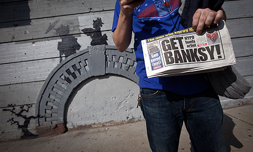В Нью-Йорке появилось новая граффити-работа уличного художника Бэнкси. Мэр города Майкл Блумберг, в свою очередь, на это высказался так: "Граффити портят частную собственность и являются признаком упадка и потери контроля".