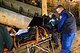 Сотрудники МЧС помогают перевезти пострадавших в результате теракта в Волгограде из самолета в санитарные машины.