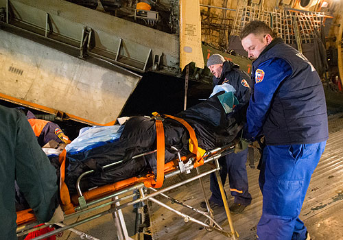 Сотрудники МЧС помогают перевезти пострадавших в результате теракта в Волгограде из самолета в санитарные машины.