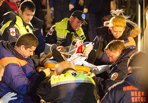 Сотрудники МЧС помогают перевезти пострадавших в результате теракта в Волгограде из самолета в санитарные машины.