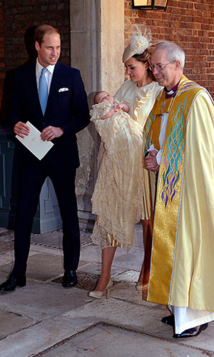 Сына герцога и герцогини Кембриджских Уильяма и Кейт крестил архиепископ Кентерберийский Джастин Уэлби. Церемония носила закрытый характер, на ней присутствовали только 22 человека, в том числе представители трех поколений королевской семьи.