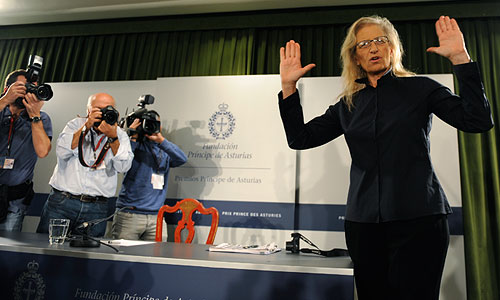 Фотографы фотографируют Энни Лейбовиц незадолго до вручения ей премии Принца Астурийского. Северная Испания.