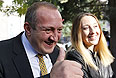 Кандидат в президенты Грузии от коалиции "Грузинская мечта" Георгий Маргвелашвили с дочерью Анной после голосования на одном из избирательных участков Тбилиси.