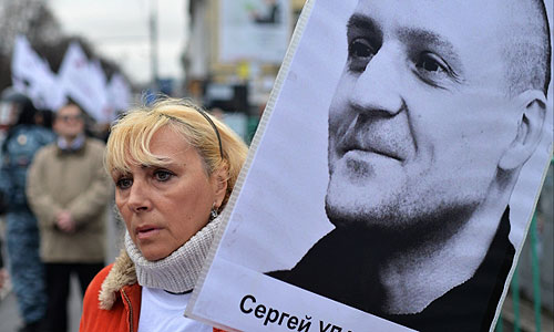 Участница шествия в поддержку политзаключенных с портретом координатора "Левого фронта" Сергея Удальцова в Москве.