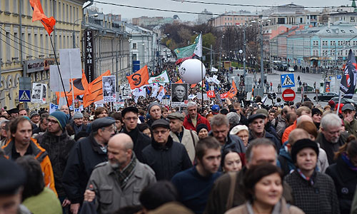 Участники шествия в поддержку политзаключенных по Бульварному кольцу.