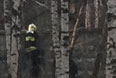 В московском районе Жулебино упал военный вертолет. В больницу госпитализированы два пилота. Данные о пострадавших не земле уточняются. После крушения произошло два взрыва и возник пожар на площади 20 кв. метров.