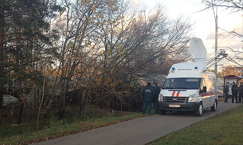 В московском районе Жулебино упал военный вертолет. В больницу госпитализированы два пилота. Данные о пострадавших не земле уточняются. После крушения произошло два взрыва и возник пожар на площади 20 кв. метров.