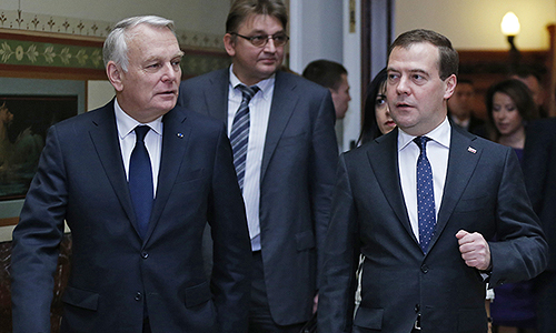 Председатель правительства России Дмитрий Медведев (справа) и премьер-министр Франции Жан-Марк Эйро (слева) во время встречи в Доме приемов правительства РФ.