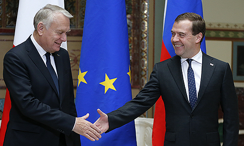 Председатель правительства России Дмитрий Медведев (справа) и премьер-министр Франции Жан-Марк Эйро во время встречи в Доме приемов правительства РФ.