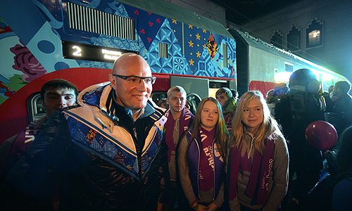 Президент АНО "Оргкомитет "Сочи 2014" Дмитрий Чернышенко с волонтерами на Казанском вокзале перед отправлением первого двухэтажного поезда по маршруту Москва - Адлер.