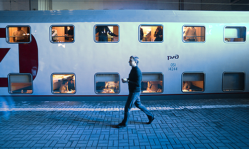 Первый двухэтажный поезд на Казанском вокзале перед отправлением по маршруту Москва - Адлер.