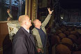 Руководитель департамента культуры Москвы Сергей Капков (слева) и художественный руководитель театра "Школа современной пьесы" Иосиф Райхельгауз осматривают зрительный зал театра после пожара.