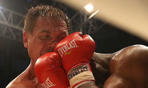 Российский боксер Олег Маскаев (слева) и британец Дэнни Уильямс во время поединка в рамках боксерского вечера на спортивной арене "Баскет-холл" в Краснодаре.