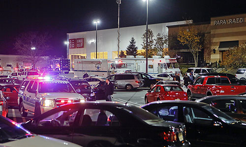 По неподтвержденным данным, неизвестный открыл стрельбу из винтовки по посетителям. Полиция оцепила здание центра, однако данных о задержании или уничтожении стрелка пока не поступало. Сотрудники торгового центра и посетители прятались в туалетах и магазинах до 11 вечера, пока не место не прибыли спецназ и полиция.