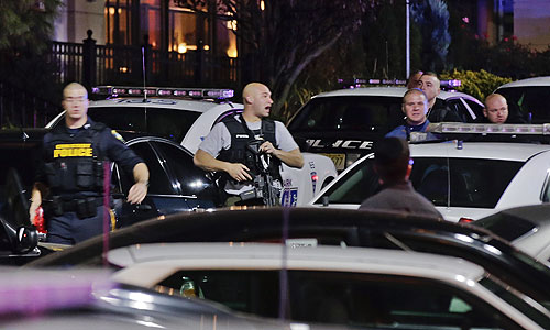 По данным CBS New York, стрельба началась около 21:30 по местному времени (5:30 вторника мск), незадолго до закрытия торгового центра. Прибывшие на место полицейские вели огонь по неустановленной цели.