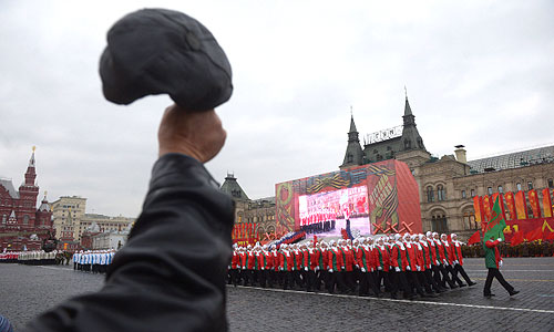 Участники парада на торжественном марше, посвященном 72-й годовщине исторического парада на Красной площади 7 ноября 1941 года.