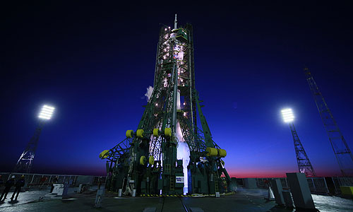 Пилотируемый космический корабль "Союз ТМА-11М" с экипажем 38/39-й экспедиции на Международную космическую станцию (МКС) и олимпийским факелом вышел на околоземную орбиту. "Ракета-носитель "Союз-ФГ" успешно вывела космический корабль "Союз ТМА-11М" на орбиту. По четырехвитковой схеме корабль пристыкуется к МКС через шесть часов", - сообщили "Интерфаксу " в Роскосмосе.