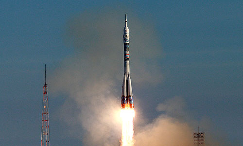 На борту "Союза ТМА-11М" (разработки и производства подмосковной Ракетно-космической корпорации "Энергия") для полугодовой вахты на орбиту отправились российский космонавт Михаил Тюрин, американский астронавт Рик Мастраккио, японский астронавт Коичи Ваката.