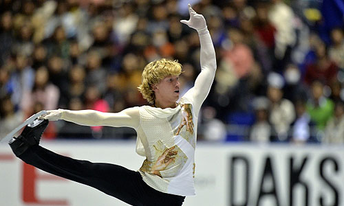 Константин Меньшов (Россия) в короткой программе мужского одиночного катания Четвертого этапа Гран-при по фигурному катанию в Токио.