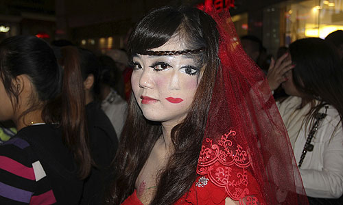 Девушка на улице китайского города Ухань.