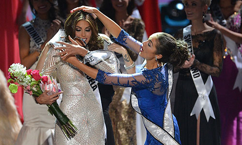 Победительница конкурса "Мисс Вселенная 2013" из Венесуэлы Габриэла Ислер (слева) и "Мисс Вселенная – 2012" Оливия Калпо на церемонии награждения в Крокус Сити Холле.