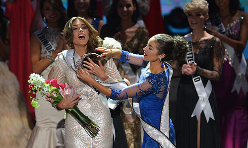 Победительница конкурса "Мисс Вселенная 2013" из Венесуэлы Габриэла Ислер (слева) и "Мисс Вселенная – 2012" Оливия Калпо на церемонии награждения в Крокус Сити Холле.