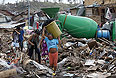 По предварительным оценкам, число жертв тайфуна "Хайян" превышает 10 тыс. человек, а число пропавших без вести - 2 тыс. Тайфун, порывы ветра которого достигали 315 км/ч, нанес огромный ущерб островной филиппинской провинции Лейте, в частности, ее столице Таклобану. По данным метеорологов, в ближайшее время в районе центральных и южных Филиппин ожидается выпадение осадков, что должно осложнить проведение спасательных операций.