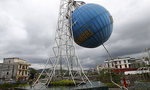 По предварительным оценкам, число жертв тайфуна "Хайян" превышает 10 тыс. человек, а число пропавших без вести - 2 тыс. Тайфун, порывы ветра которого достигали 315 км/ч, нанес огромный ущерб островной филиппинской провинции Лейте, в частности, ее столице Таклобану. По данным метеорологов, в ближайшее время в районе центральных и южных Филиппин ожидается выпадение осадков, что должно осложнить проведение спасательных операций.