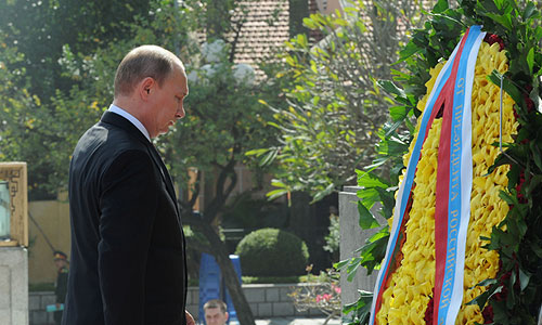 Президент России Владимир Путин на церемонии возложения венков к Мемориалу павшим героям в Ханое.