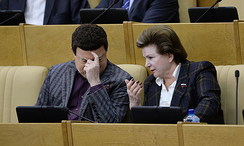 Депутаты фракции "Единая Россия" первый заместитель председателя комитета Государственной Думы РФ по культуре Иосиф Кобзон и заместитель председателя комитета Госудумы по международным делам Валентина Терешкова на пленарном заседании нижней палаты российского парламента.