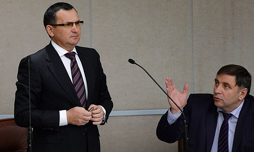 Министр сельского хозяйства РФ Николай Федоров (слева) и статс-секретарь - заместитель министра сельского хозяйства РФ Александр Петриков на пленарном заседании Государственой Думы РФ.