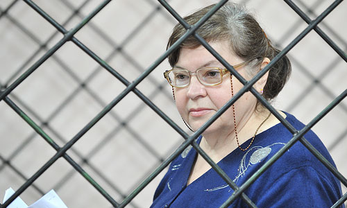 Мать лидера банды Сергея Цапка Надежда, которую повторно судят по обвинению в мошенничестве, в Кущевском районном суде Краснодарского края.