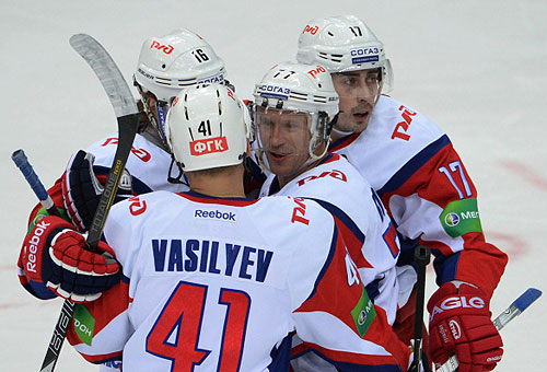 Игроки "Локомотива" радуются забитому голу в матче регулярного чемпионата Континентальной хоккейной лиги между СКА (Санкт-Петербург) и "Локомотив" (Ярославль).