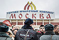 Сотрудники торгового-ярмарочного комплекса "Москва" во время проверки полицией работников рынка на соблюдение миграционного законодательства в рамках комплексной операции "Заслон-2".