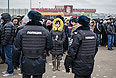 Сотрудники торгового-ярмарочного комплекса "Москва" во время проверки полицией работников рынка на соблюдение миграционного законодательства в рамках комплексной операции "Заслон-2".