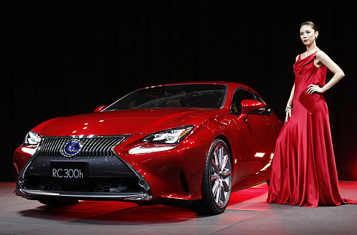 Гибридный Lexus купе RC300h.