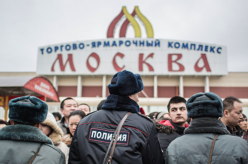Сотрудники торгового-ярмарочного комплекса "Москва" во время проверки полицией работников рынка на соблюдение миграционного законодательства в рамках комплексной операции "Заслон-2".