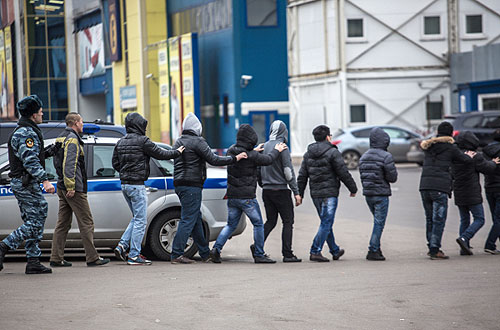Столичная полиция проводит проверку в торговом центре "Москва" в районе Люблино на юго-востоке столицы, в отделения полиции доставлено более тысячи человек, сообщили в пресс-службе ГУ МВД России по Москве.