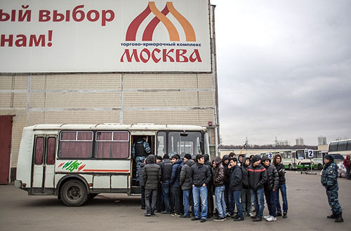 Столичная полиция проводит проверку в торговом центре "Москва" в районе Люблино на юго-востоке столицы, в отделения полиции доставлено более тысячи человек, сообщили в пресс-службе ГУ МВД России по Москве.