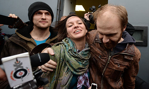 Фотограф Денис Синяков, отпущенный из-под стражи под залог в 2 миллиона рублей, с супругой Алиной у СИЗО №1 в Санкт-Петербурге. Синяков был задержан вместе с активистами Greenpeace и членами экипажа ледокола Arctic Sunrise при попытке высадится на платформу "Приразломная" в Печорском море.