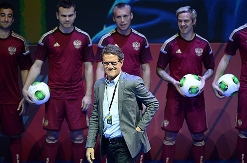 Игроки сборной России по футболу Дмитрий Тарасов, Денис Глушаков, Игорь Акинфеев, Александр Самедов и Федор Смолов (справа налево) на презентации новой формы национальной команды от Adidas, в которой россияне будут выступать на чемпионате мира 2014 года в Бразилии, в концертном зале "Барвиха Luxury Village".