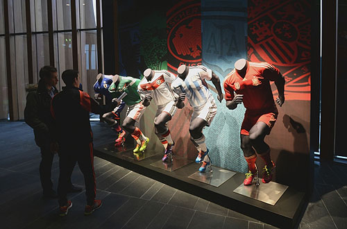 Посетители у стенда с образцами футбольной формы от Adidas на презентации новой экипировки сборной России по футболу, в которой команда будет выступать на чемпионате мира 2014 года в Бразилии, в концертном зале "Барвиха Luxury Village".